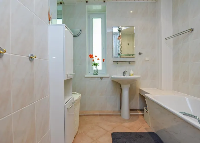 Medziotoju In Old Appartamento